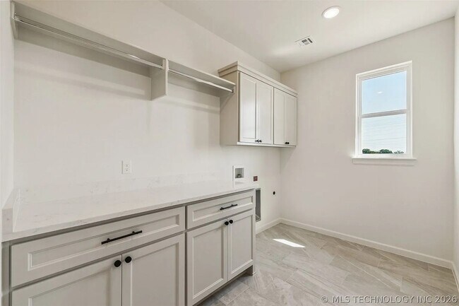 Building Photo - 2722 E 134th St S