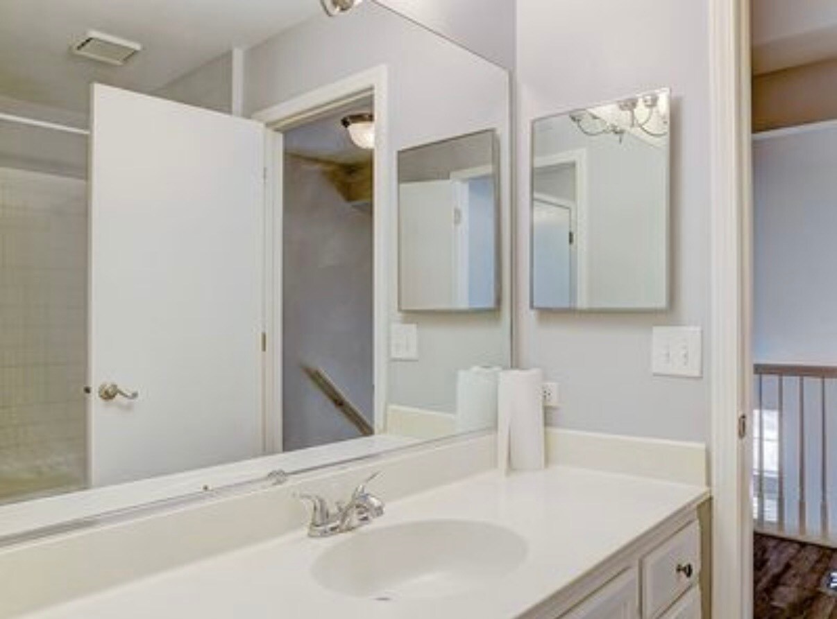 Building Photo - 486 Buckingham Dr