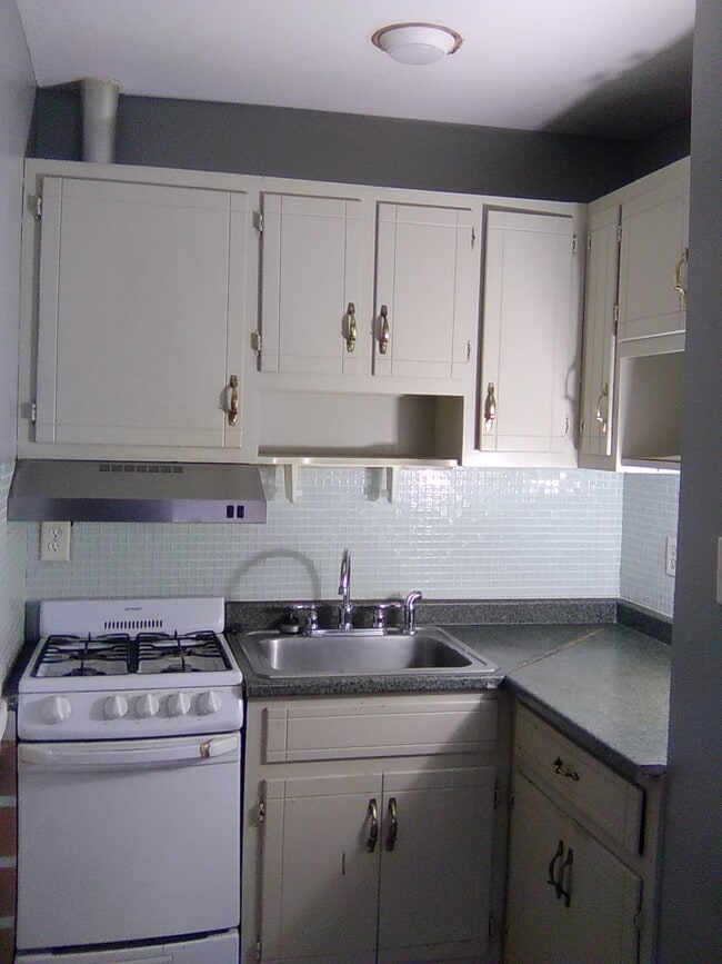 Building Photo - 573 Roosevelt Ave