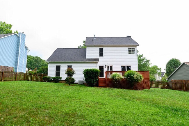 Building Photo - Wonderful and Spacious 3 bedroom home 2.5 bath in High Point with 2 car garage and large fenced-i...