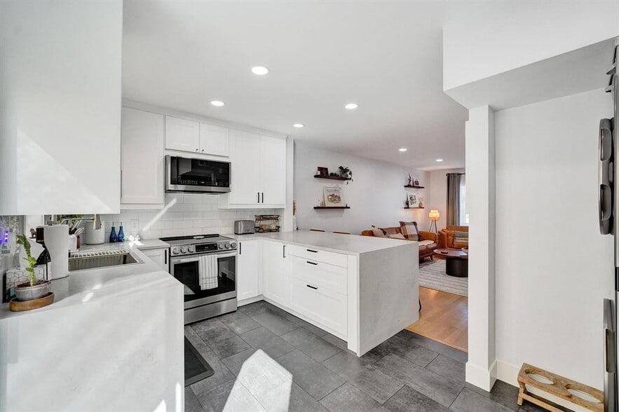 Building Photo - 120 NE 20th Ct