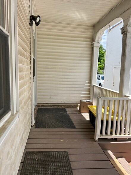 Building Photo - 234 River Dr