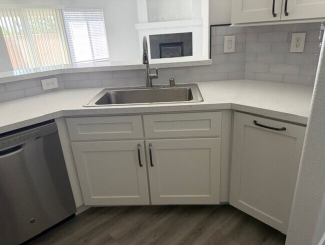 Building Photo - 1071 Village Knoll Dr