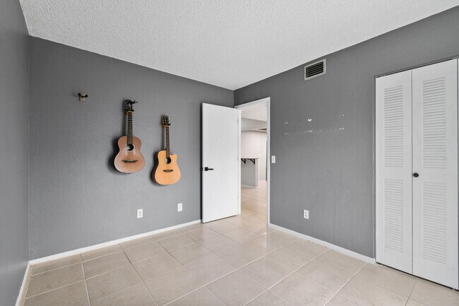 Building Photo - 1631 SE Green Acres Cir