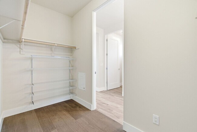 Building Photo - Gorgeous & Modern Los Altos Condo