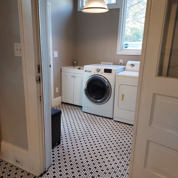 Building Photo - 832 Lockland Ave