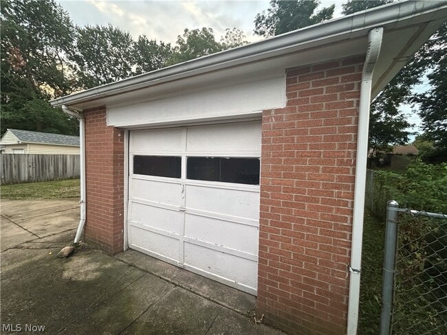 Building Photo - 11911 Longmead Ave