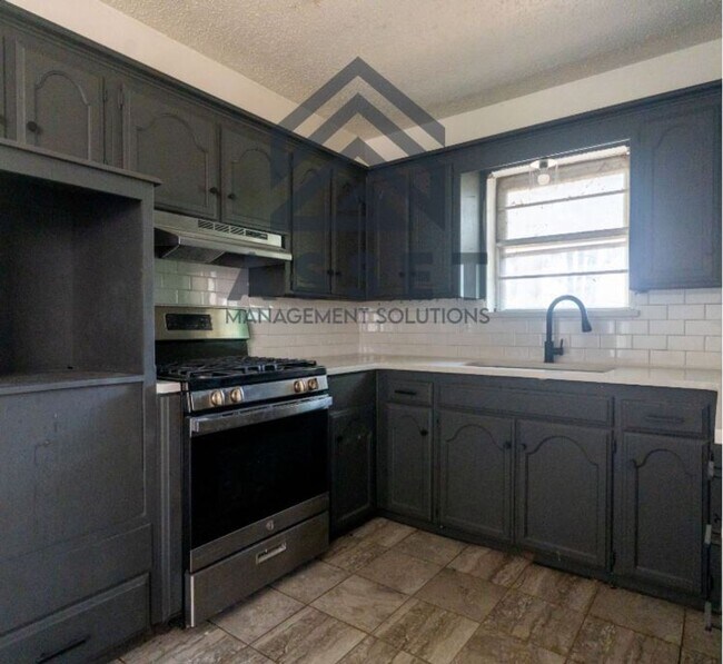 Building Photo - Cute 5 Bedroom House!