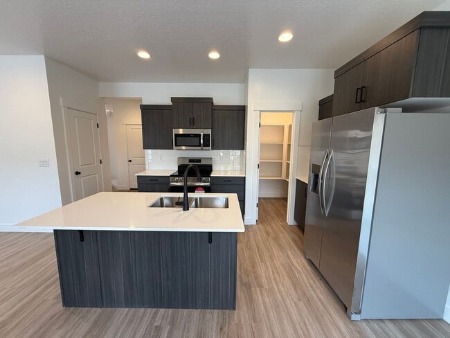 Building Photo - Brand New Townhome