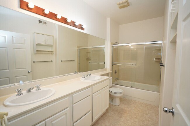 Building Photo - Beautiful & Spacious Condo in Desirable Sunnyvale Location!