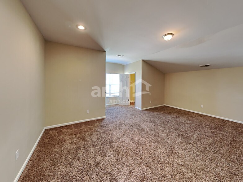 Building Photo - 577 English Oak Cir
