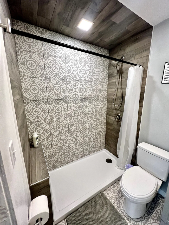 Full Bathroom - 1111 N Stevens St