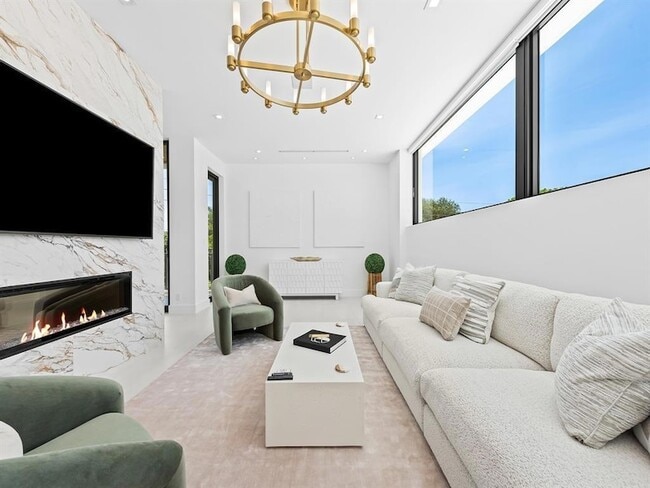 Building Photo - 2657 NE 34th St