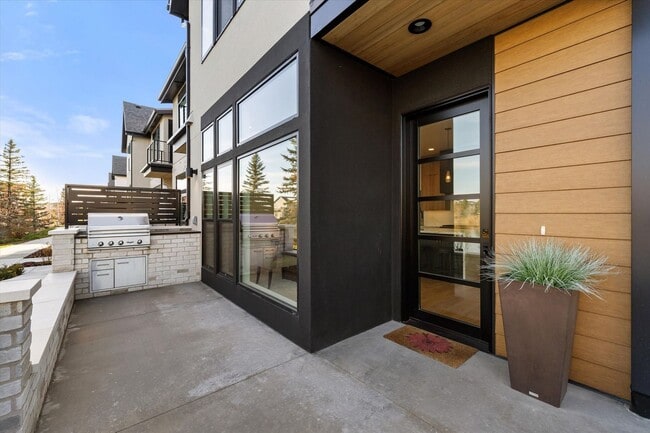 Building Photo - Waterfront End-Unit | 3 Bed | 3 Bath | 2,189 Sq. Ft. | Gated Community | Luxury Lake Living