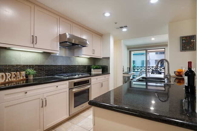 Building Photo - 931 E Walnut St