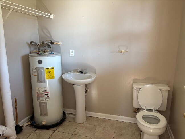 Building Photo - 208 Colwell Ln