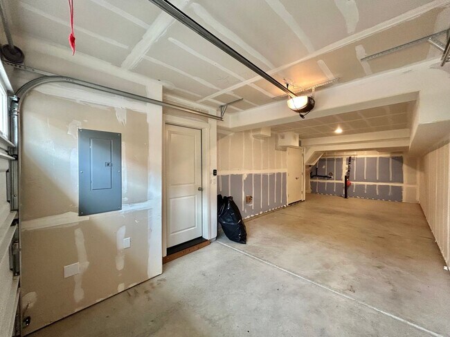 Building Photo - Stunning 2 Bed, 2.5 Bath Craftsman Townhome with Community Amenities!