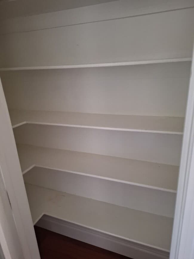 Building Photo - Spacious 2 bedroom