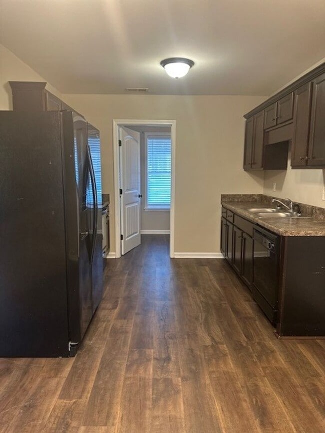 Building Photo - 3 Bed/2 Bath Home - 10 minutes to SJAFB!