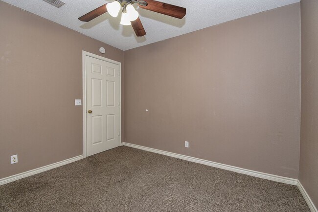 Building Photo - Nice Three Bedroom Duplex in Commerce in a...