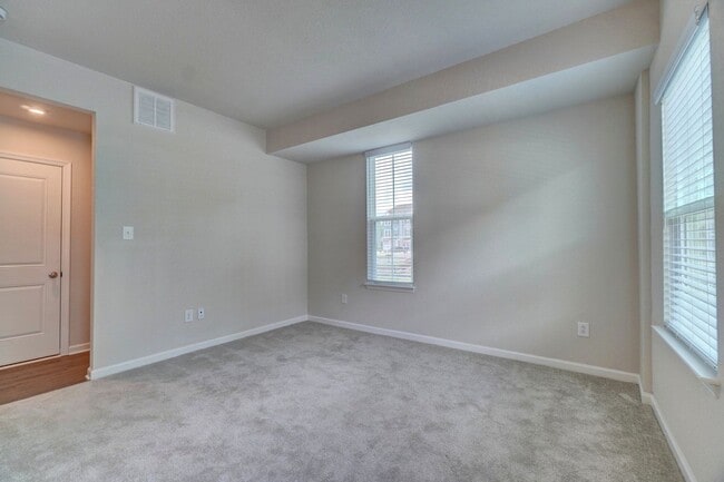 Building Photo - 2 bedroom townhome in Portsmouth