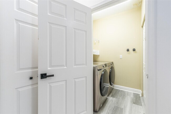 Building Photo - 422 NE 1st Ave