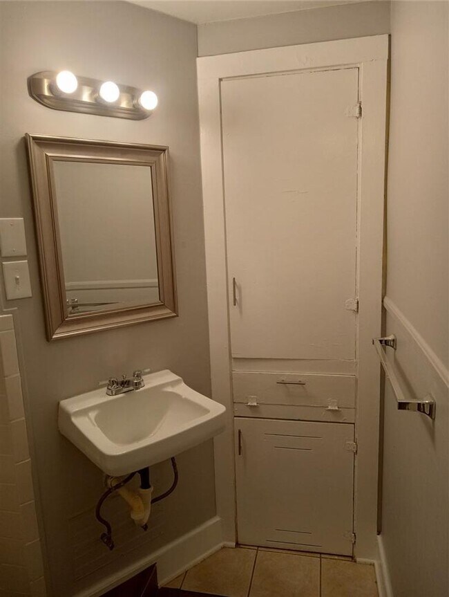 Building Photo - 4 bedroom 2 bath