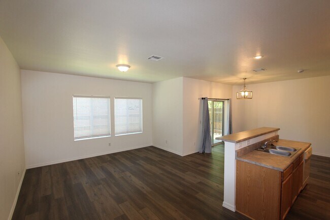 Building Photo - Spacious Bellemont Townhome | 3 Bedrooms + Private Fenced Yard
