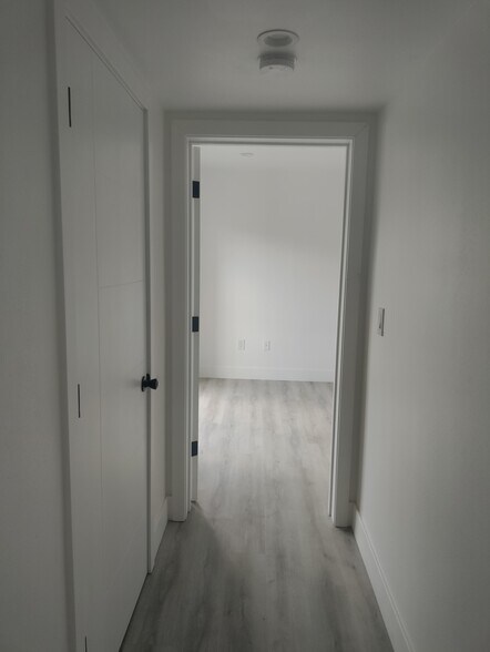 Building Photo - 1575 W 37th Plz