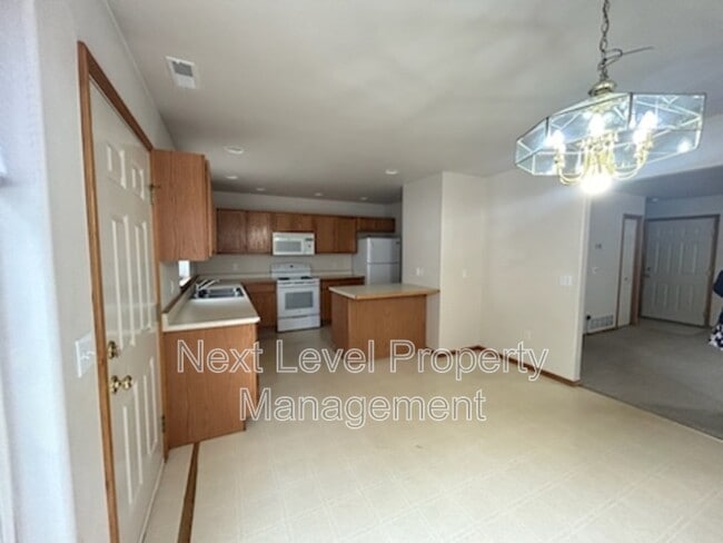 Building Photo - 1975 Greatview Dr