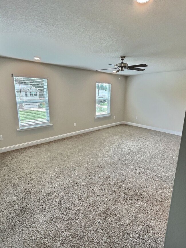 Building Photo - Large 4-bedroom home located in the South ...