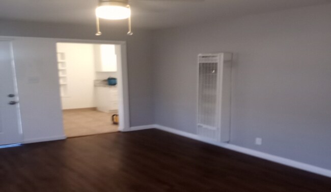 Building Photo - Bright & Cute 1-Bedroom Cottage – Availabl...