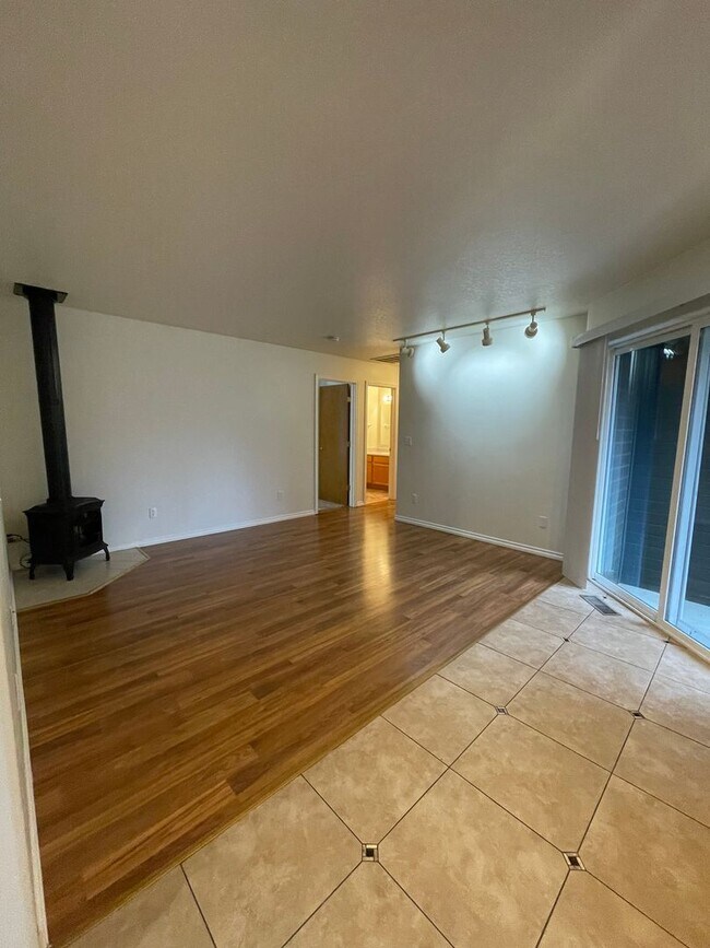 Building Photo - East Medford 3 Bedroom 2 Bathroom w/Large 2 car garage - Single Level