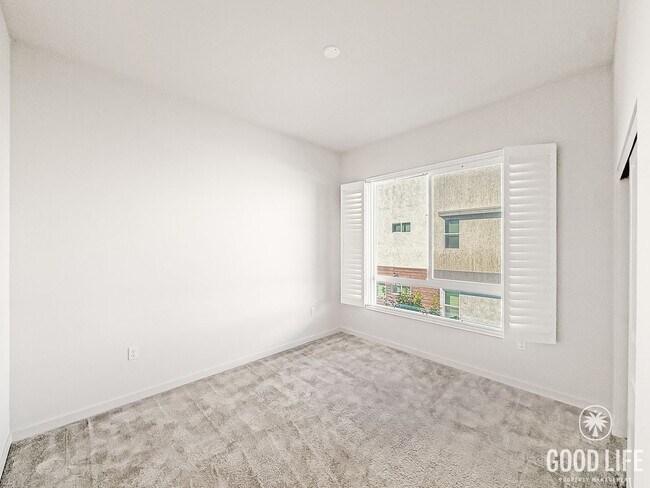 Building Photo - 3B/2BA Home with Private Elevator & Mountain Views!