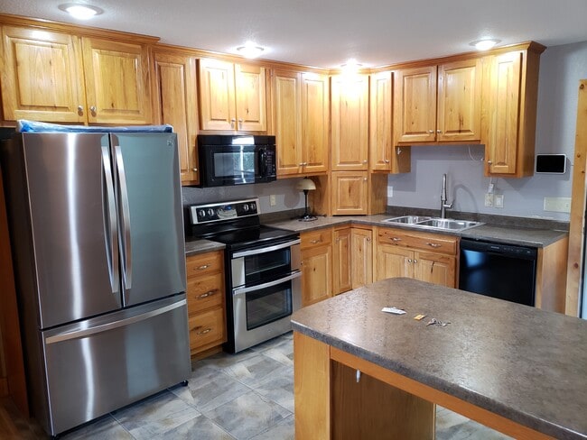 Building Photo - 633 Russell Ave