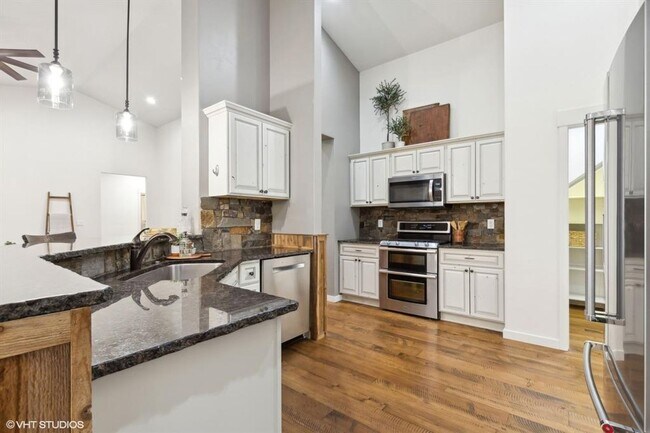 Building Photo - Stunning Columbia Falls Home w/horse pasture