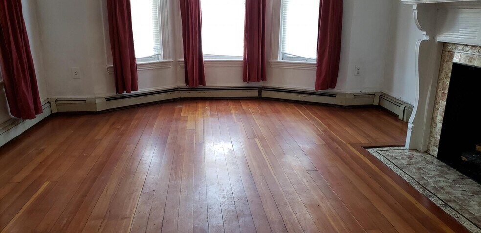 Primary Photo - 66 Murdock St
