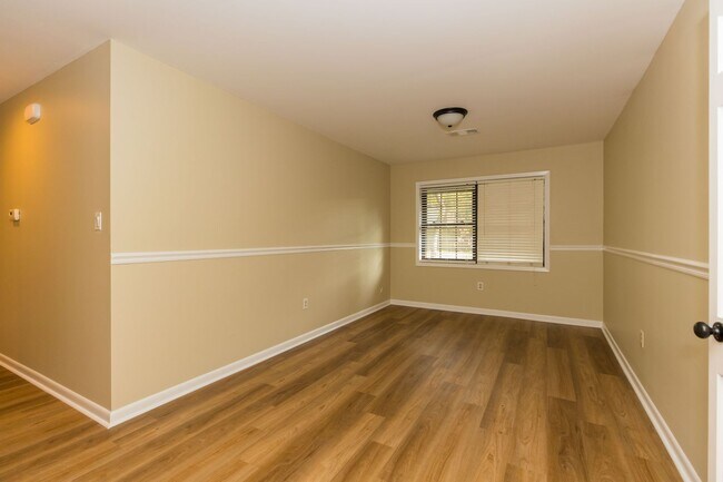 Building Photo - 4 Bed 2.5 bath