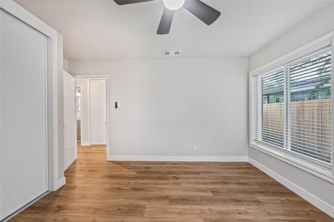 Building Photo - 1309 Suffolk Dr