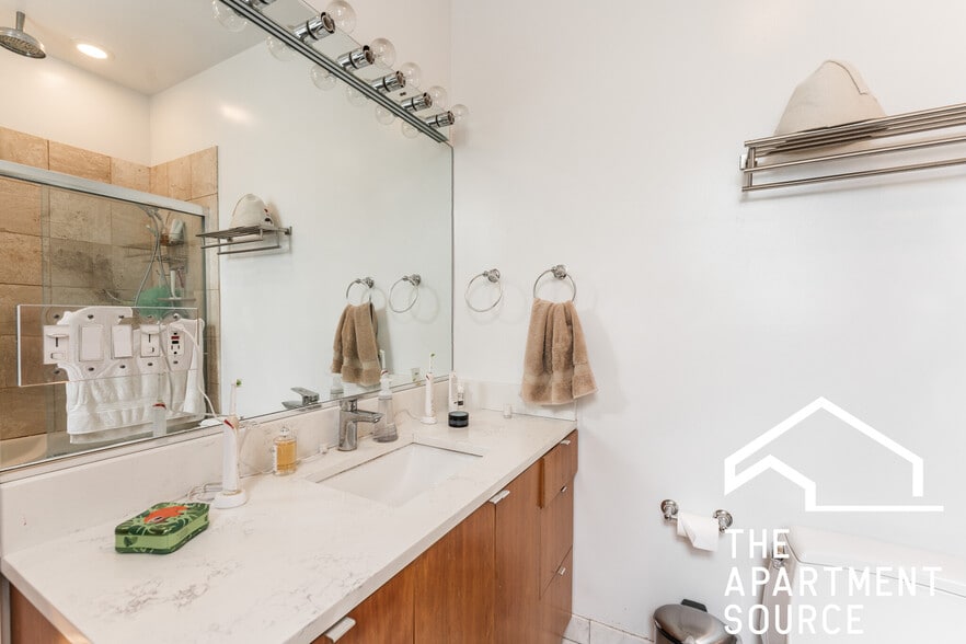 Building Photo - 1407 N Wicker Park Ave