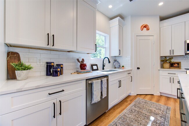 Building Photo - 11 E Obryant St