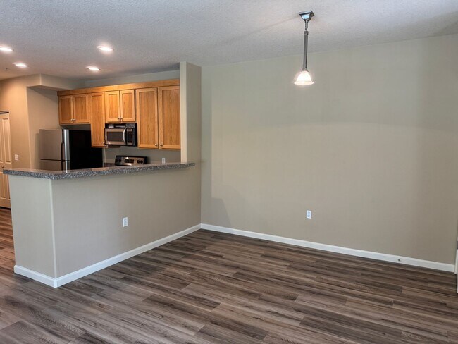 Building Photo - Beautiful 1br Condo in Sherwood. End unit ...