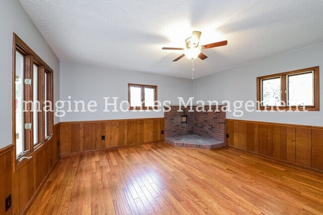 Building Photo - Recently Remodeled 3 Bedroom Duplex Ranch ...