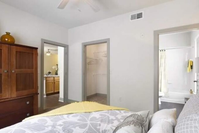 Building Photo - 1 bedroom in San Antonio TX 78230