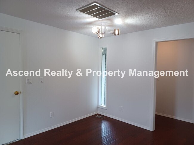 Building Photo - Remodeled Ranch on CuldeSac Large Fenced B...