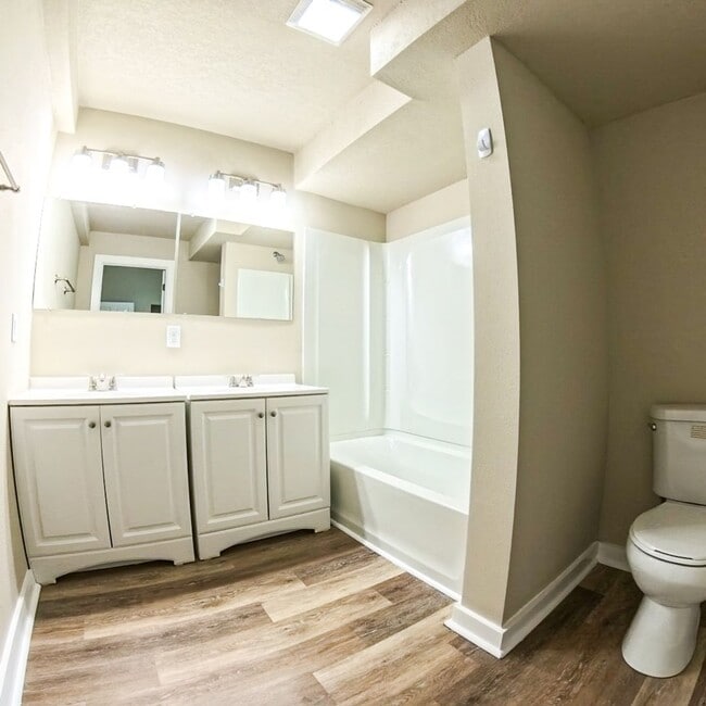 Building Photo - Fully Remodeled 4 Bedroom 2.5 Bathroom