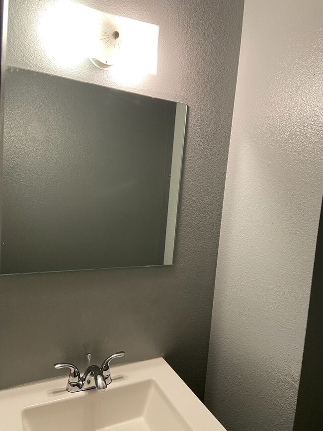 Building Photo - Stunning 2 Bed/2 Bath Townhome near Ft Carson!