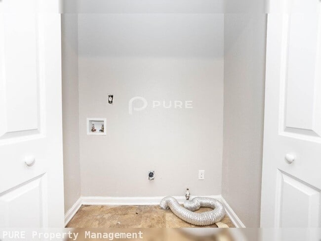 Building Photo - Price Drop Alert!  Fall Rental Specials Available! Neal Avenue Home!  Available Now