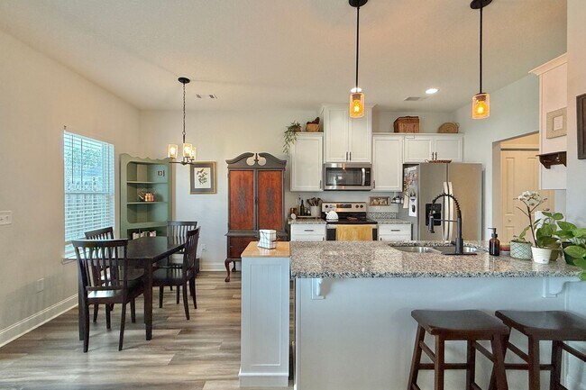 Building Photo - AVAILABLE EARLY MAY 2026! (Pet Friendly)