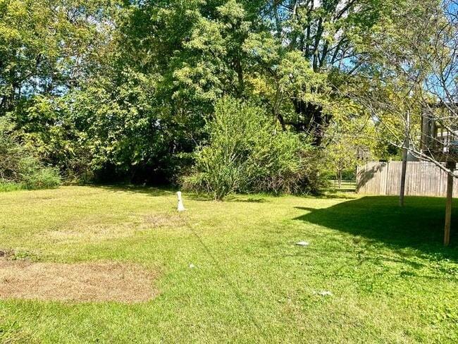 Building Photo - Beautiful 3 Bed 2 Bath w Fire Place/Hardwo...